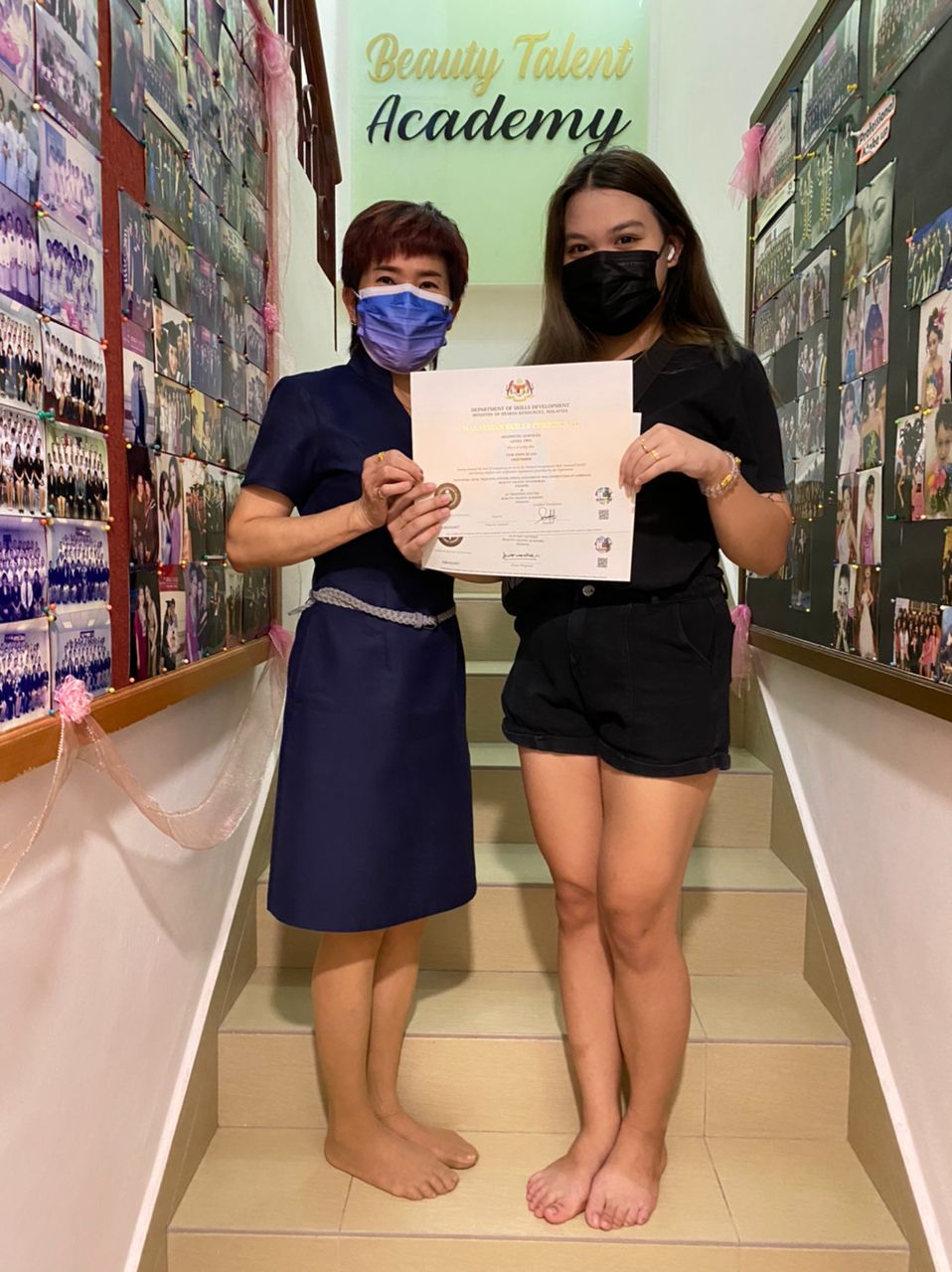 Graduates with instructors